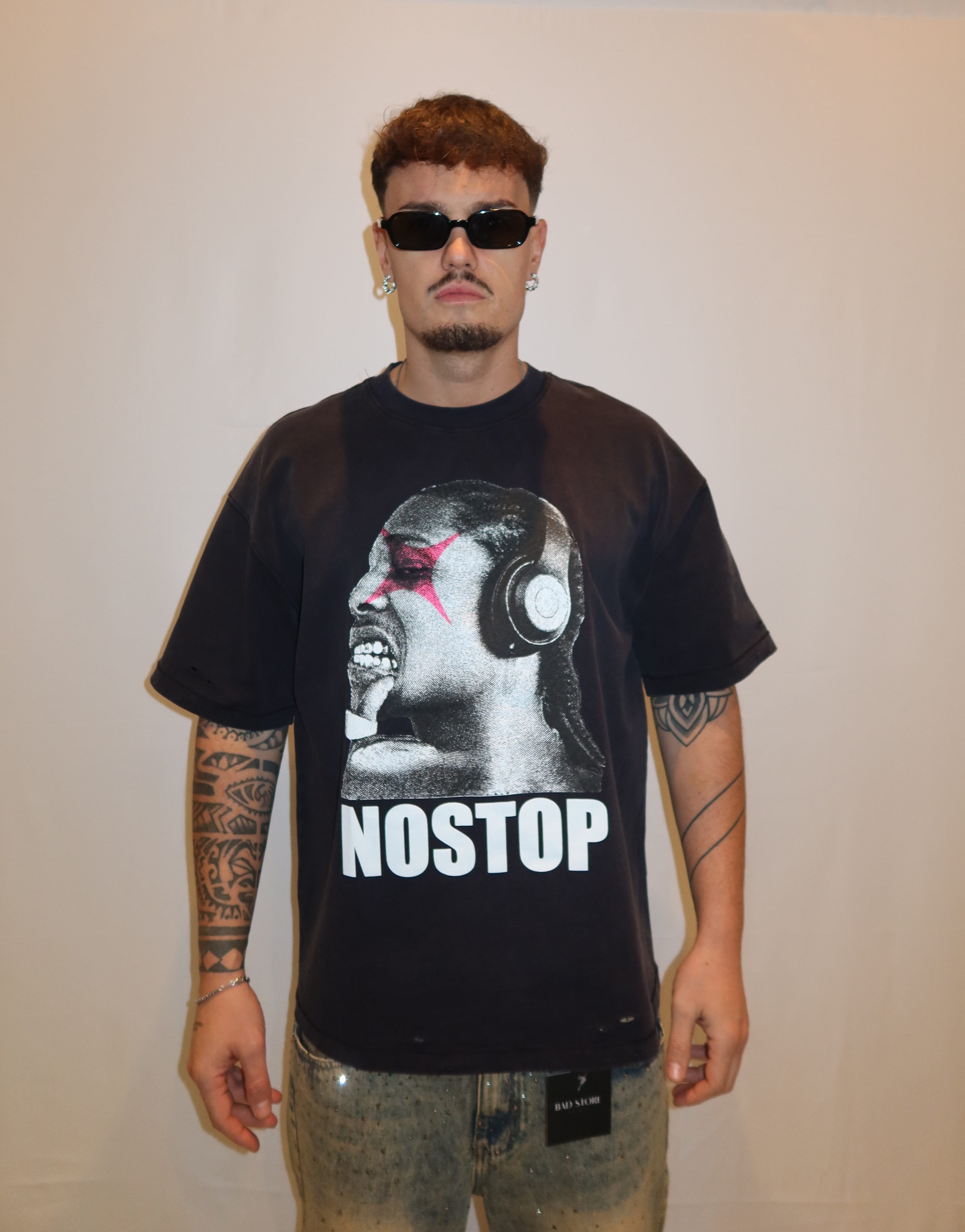 T-shirt nera no stop