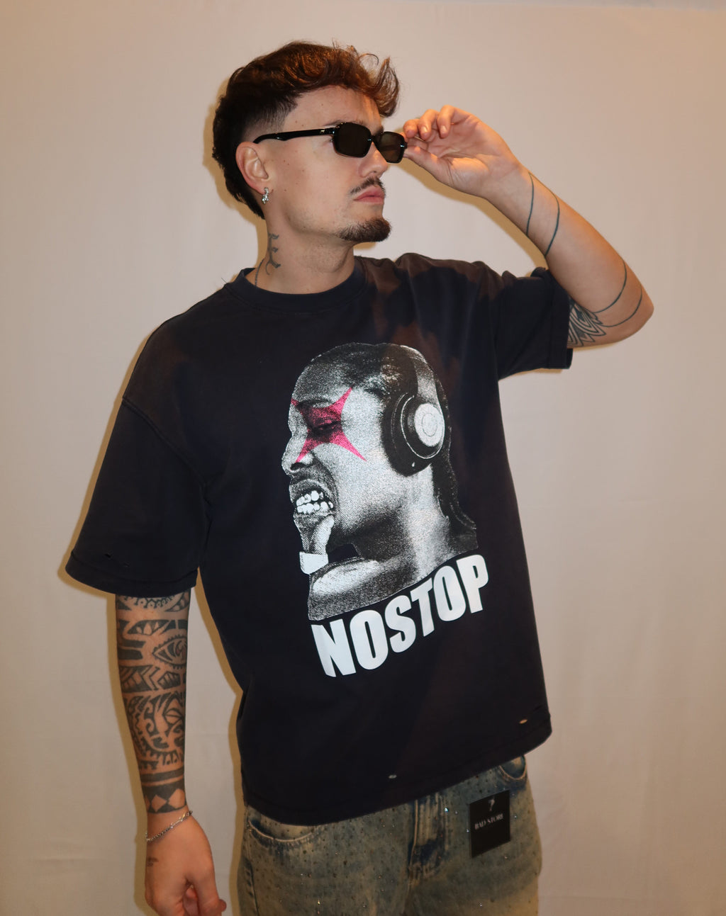 T-shirt nera no stop