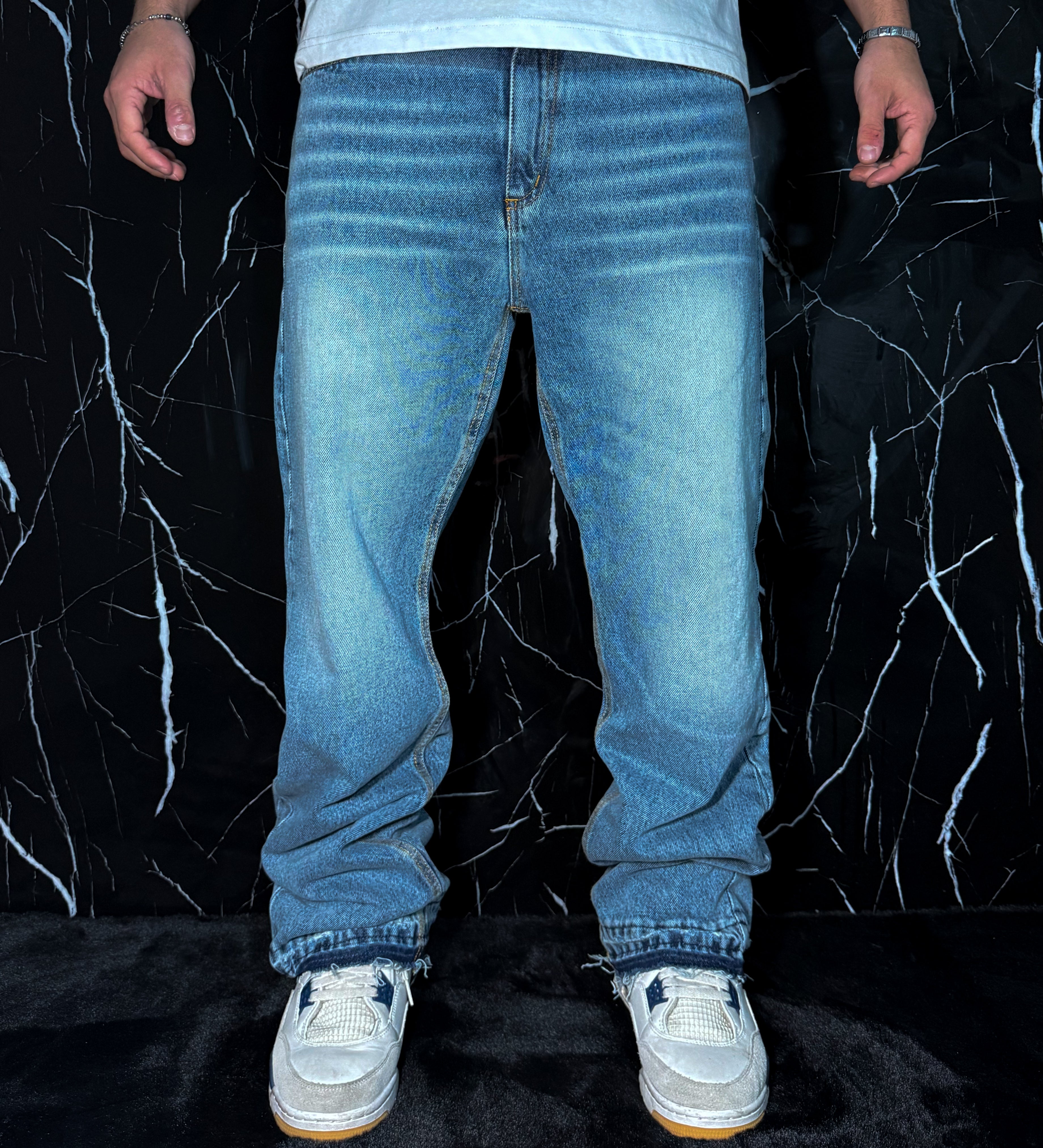 Jeans flare sfrangiati